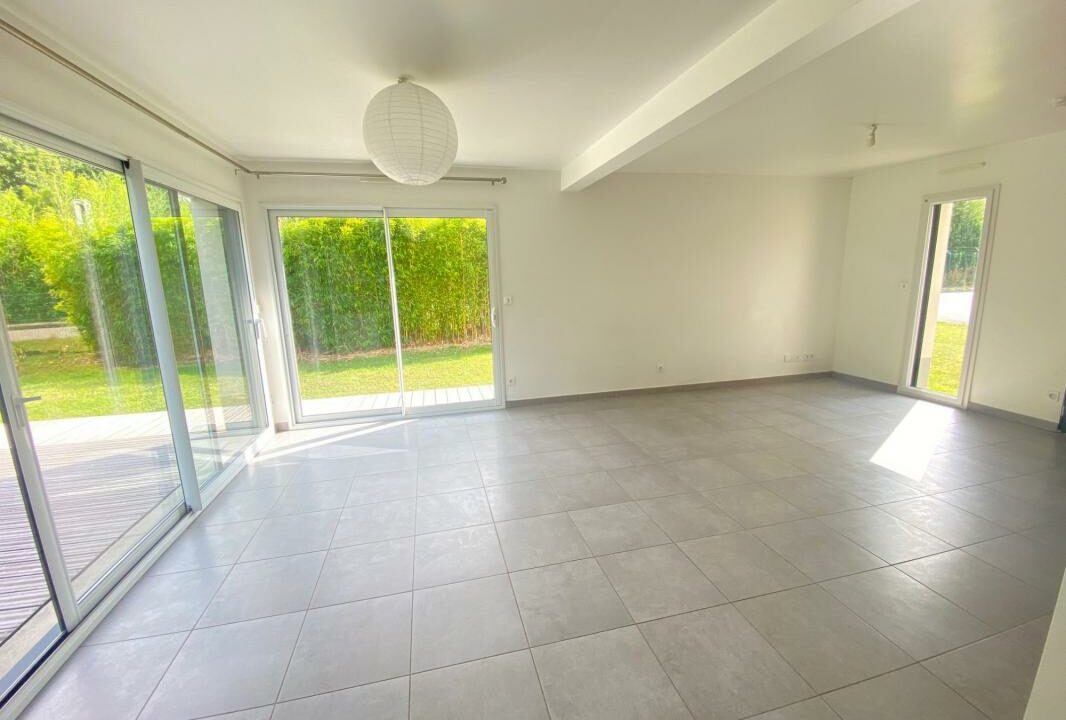 VM2433-ELYSEEGALLIC-VG-07112025-025043-2