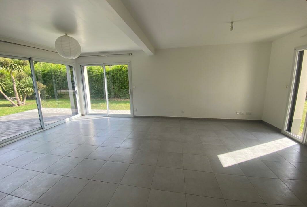 VM2433-ELYSEEGALLIC-VG-07112025-025043-4