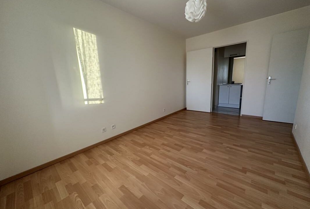 LA2821-ELYSEEGALLIC-VG-16122025-023941-3