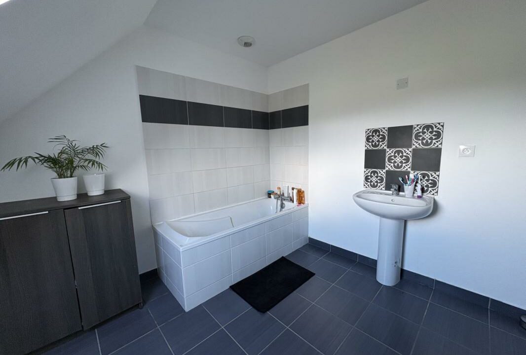 VM2493-ELYSEEGALLIC-VG-01042026-021831-15